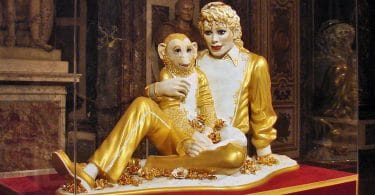 Statue de Jeff Koons représentant Michael Jackson avec un petit singe dans les bras.