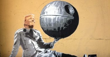 Graphiti de Trump en Dark Vador, qui joue avec l'Étoile noire comme si c'était un ballon.