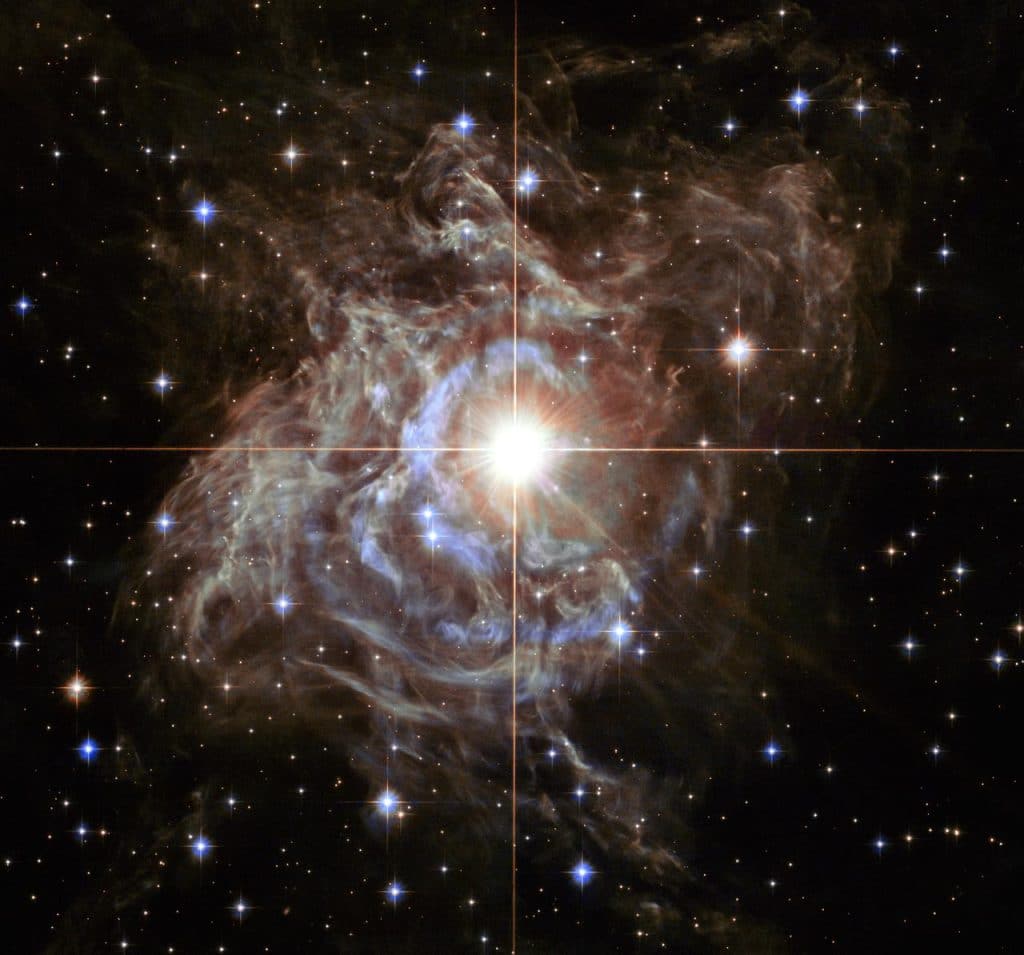 RS Puppis, au centre de l'image, est dix fois plus massive et 200 fois plus grande que notre soleil. C'est l'une des plus lumineuses de la classe des étoiles variables dites céphéides. Sa luminosité intrinsèque moyenne est 15 000 fois supérieure à celle de notre soleil.