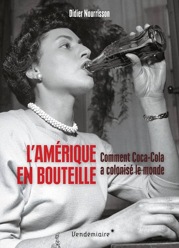 Couverture de "L'amérique en bouteille. Comment Coca-Cola a colonisé le monde", de Didier Nourrisson ©Vendémédiaire