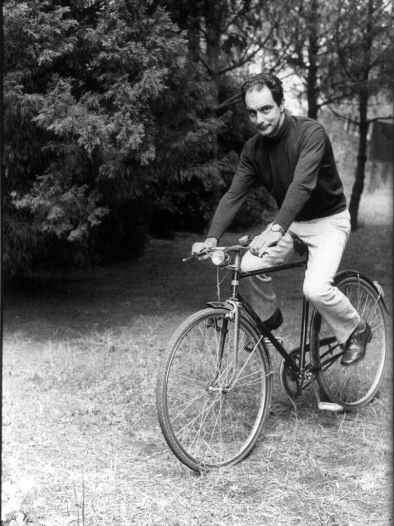Italo Calvino à bicyclette à Versilia en janvier 1970 Le Métier d'écrire