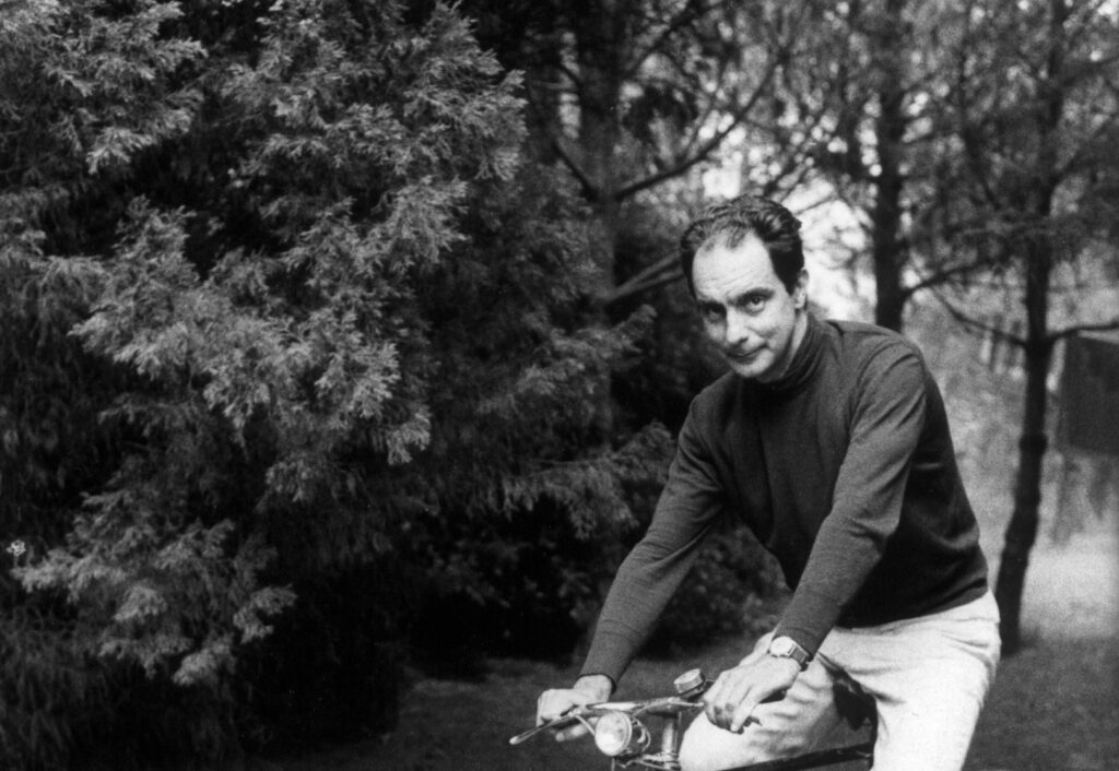 Italo Calvino à bicyclette à Versilia en janvier 1970 Le Métier d'écrire