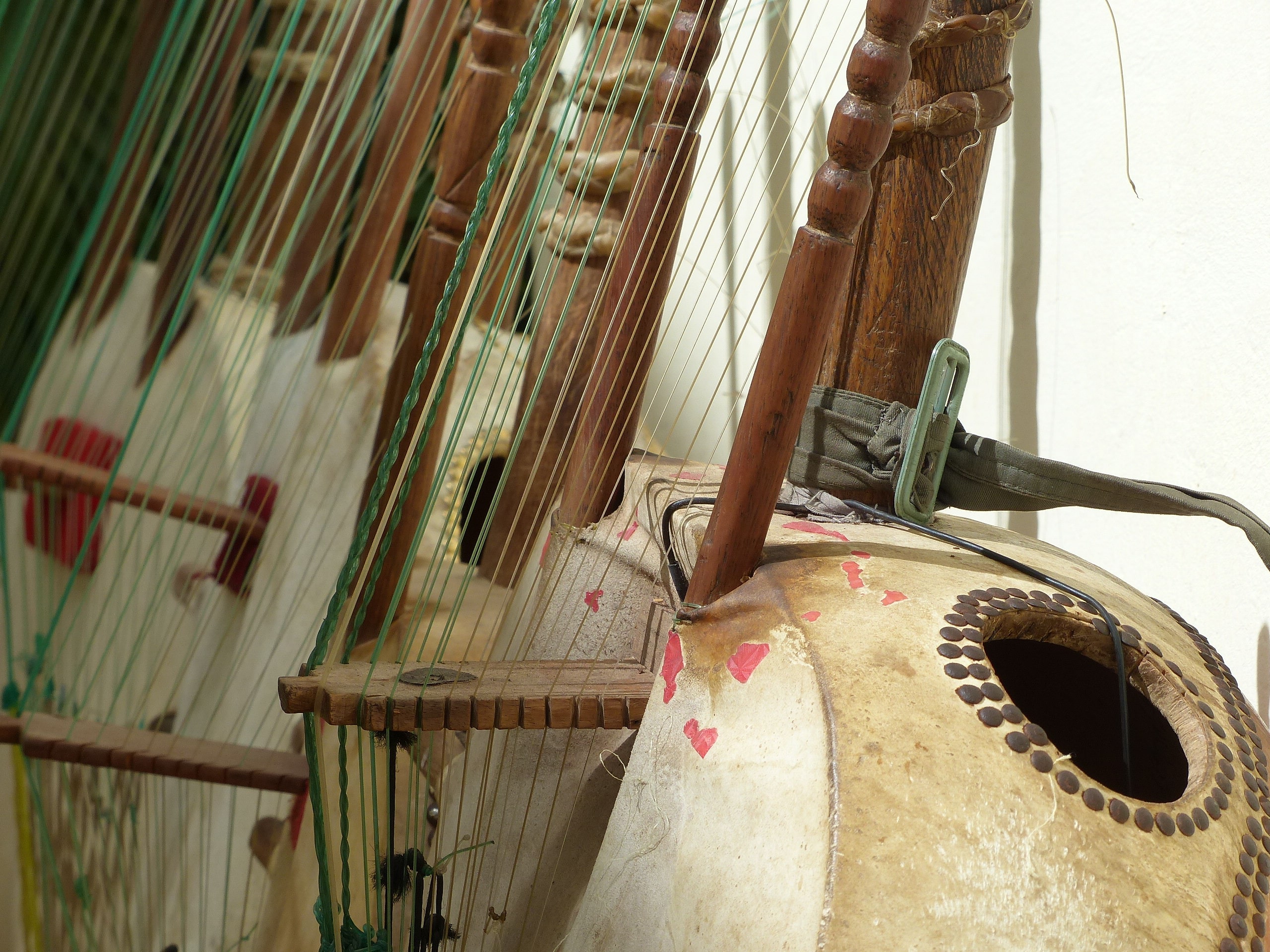 Jean-Loup Amselle, L’Occident connaît la musique. Musiques du monde et ethnomusicologie, Sesto San Giovanni, Éditions Mimésis, « Anthropologie », 2024, 178p., 16€ Caspar Henderson, Une histoire naturelle des sons. Notes sur l’audible, Paris, Belles Lettres, 2024, 386p., 27,90€ Martin Kaltenecker, L’Écoute, de l’Antiquité au XIXe siècle, Paris, éditions de la Philharmonie/MF, 1 364p., 2024, 40€ Brandon LaBelle, Sonic Agency. Son et émergence de formes de résistance, Paris, éditions Jou, 2024, 208p., 22€ Véronique Servat, Bazar pop. Des objets pour une histoire des musiques populaires, Bordeaux, éditions du Détour, 2024, 216p., 20,90€ Groupe Culture du Réseau Salariat, Pour une sécurité sociale de la culture